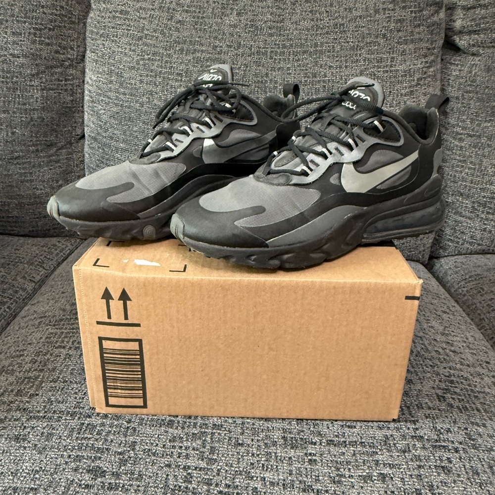 Nike Men's Black and Dark Gray Low-Top Sneakers